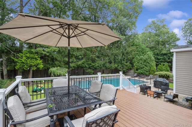 16 Wren Drive, Hauppauge, NY 11788