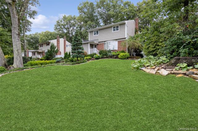 16 Wren Drive, Hauppauge, NY 11788