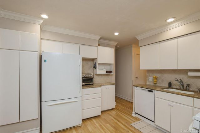16 Wren Drive, Hauppauge, NY 11788