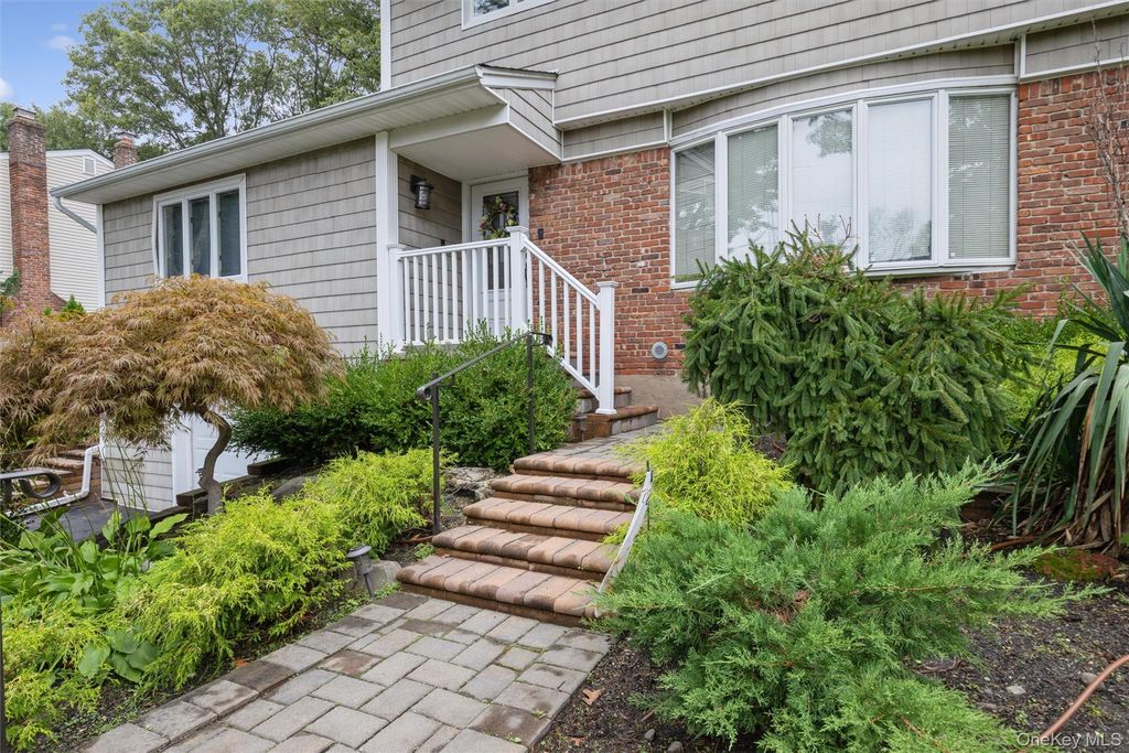 16 Wren Drive, Hauppauge, NY 11788 — photo 2