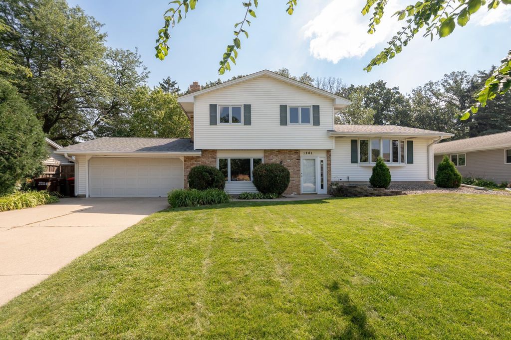 1281 Pinewood Drive, Woodbury, MN 55125