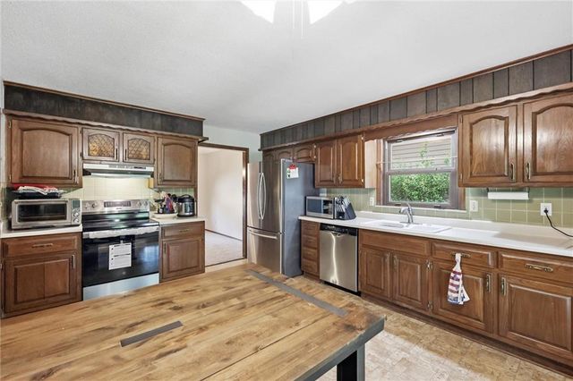 16512 Spring Valley Road, Belton, MO 64012