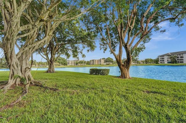 9440 Poinciana Place 101, Davie, FL 33324