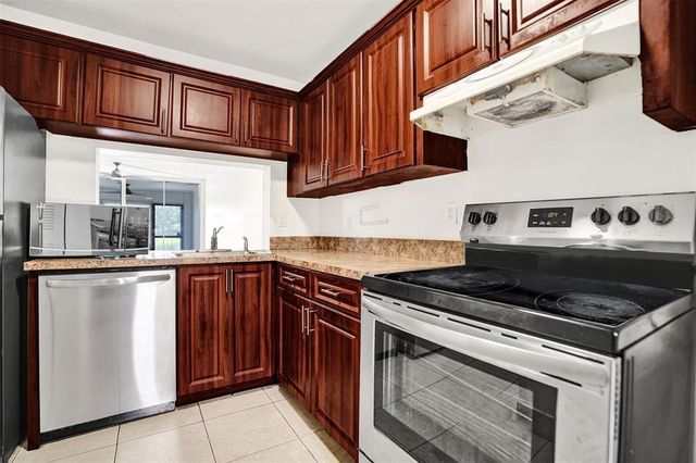 9440 Poinciana Place 101, Davie, FL 33324