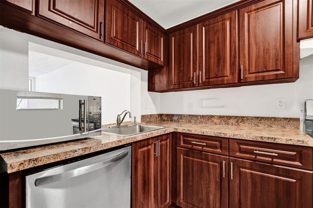 9440 Poinciana Place 101, Davie, FL 33324