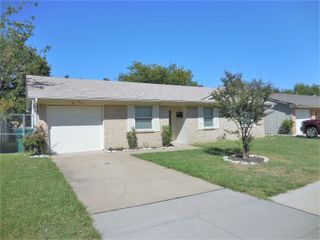 443 Sweetbriar Drive, Lewisville, TX 75067