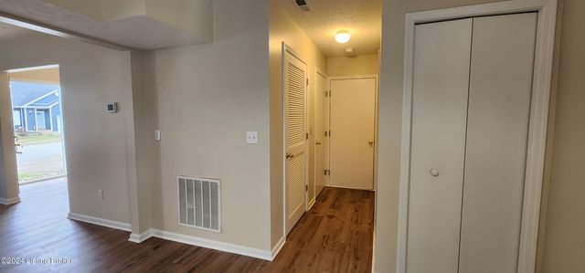 4112 Mimosa View Dr, Louisville, KY 40299