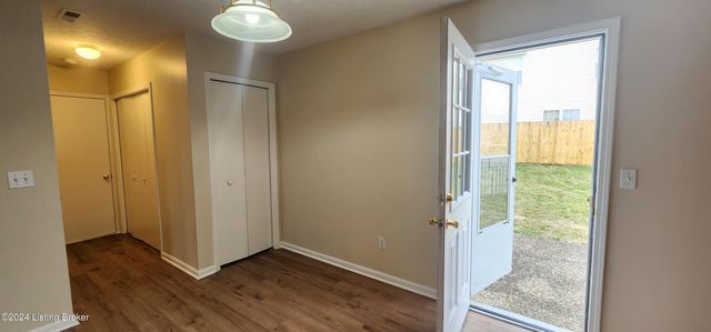 4112 Mimosa View Dr, Louisville, KY 40299