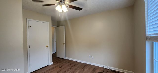 4112 Mimosa View Dr, Louisville, KY 40299