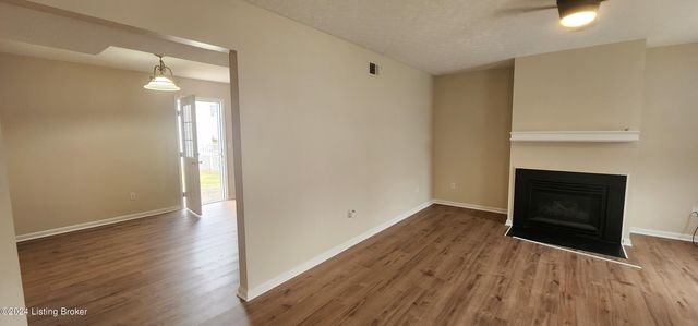 4112 Mimosa View Dr, Louisville, KY 40299