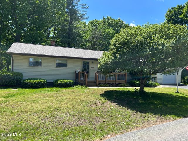 15 Birchwood Drive, Halfmoon, NY 12065