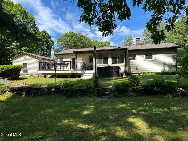 15 Birchwood Drive, Halfmoon, NY 12065
