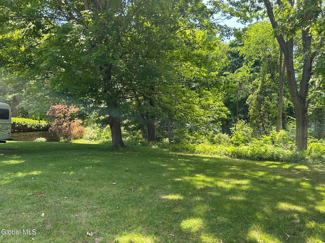 15 Birchwood Drive, Halfmoon, NY 12065