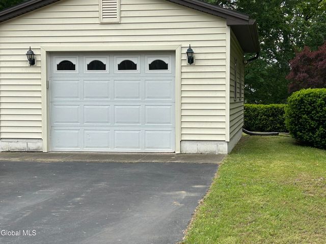 15 Birchwood Drive, Halfmoon, NY 12065