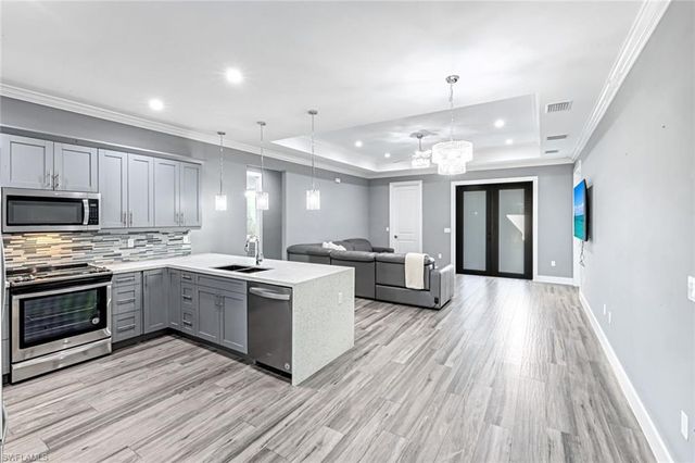 141 20th AVE NW, Naples, FL 34120