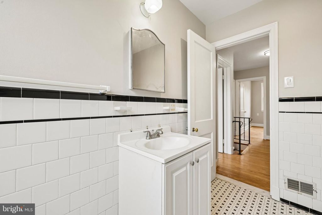 Image 24 of property listing at 3201 DORITHAN RD, Baltimore, MD 21215