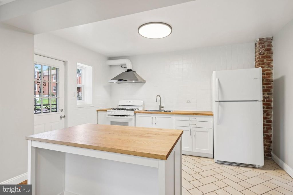Image 9 of property listing at 3201 DORITHAN RD, Baltimore, MD 21215