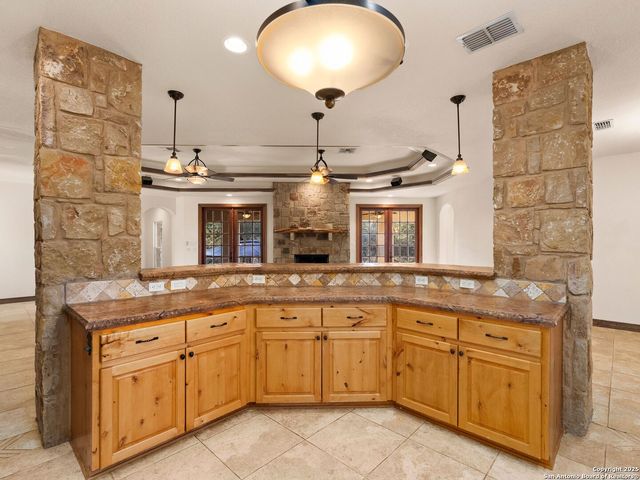 102 OAK VALLEY DR, Boerne, TX 78006
