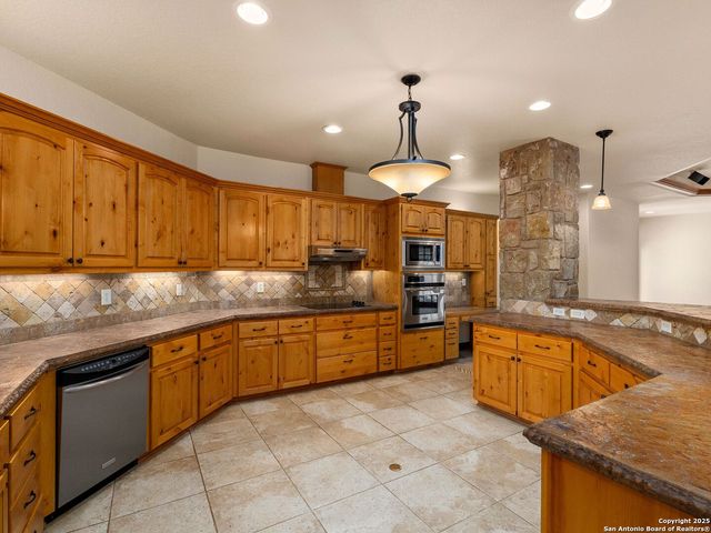 102 OAK VALLEY DR, Boerne, TX 78006