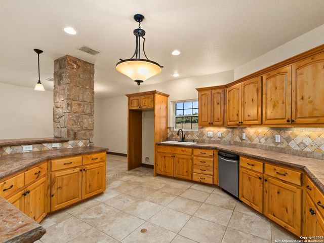 102 OAK VALLEY DR, Boerne, TX 78006