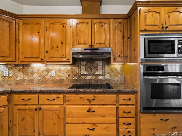 102 OAK VALLEY DR, Boerne, TX 78006