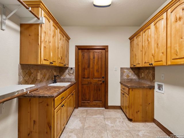 102 OAK VALLEY DR, Boerne, TX 78006