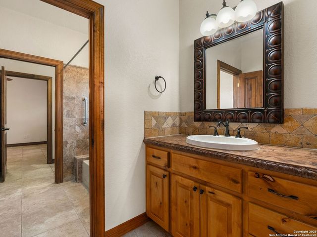 102 OAK VALLEY DR, Boerne, TX 78006