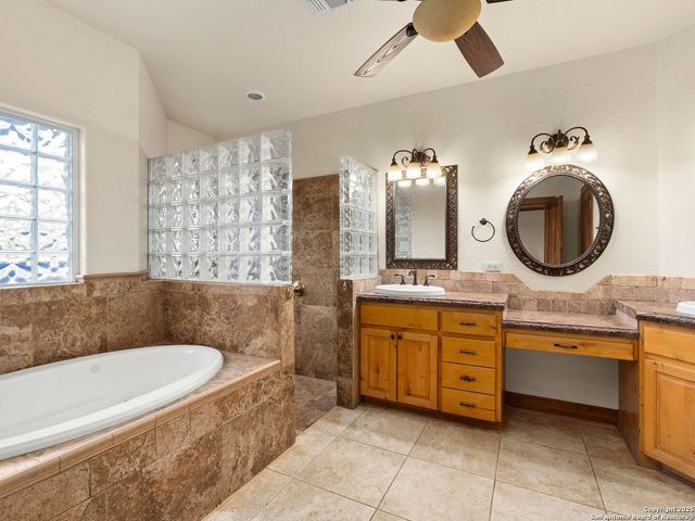 102 OAK VALLEY DR, Boerne, TX 78006