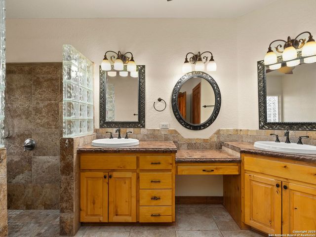 102 OAK VALLEY DR, Boerne, TX 78006