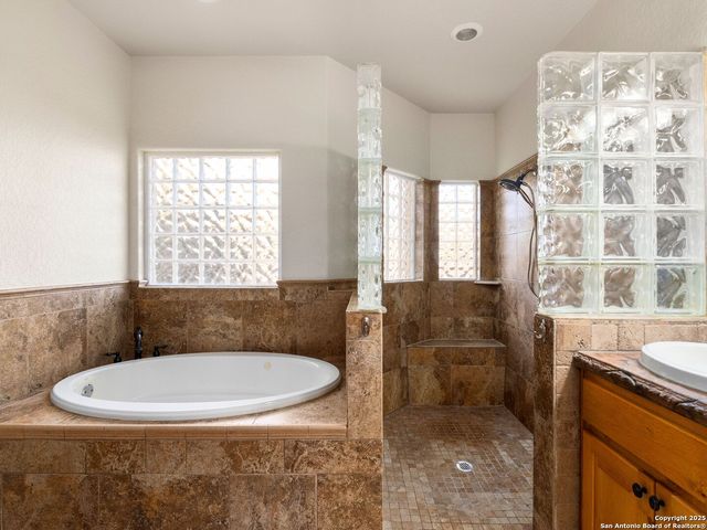 102 OAK VALLEY DR, Boerne, TX 78006