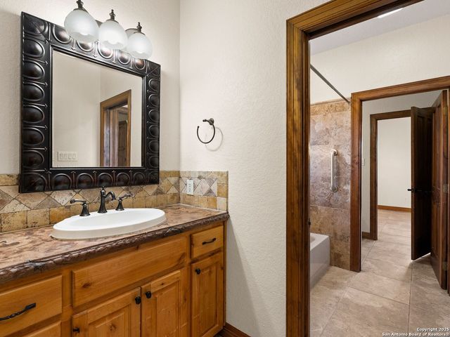 102 OAK VALLEY DR, Boerne, TX 78006