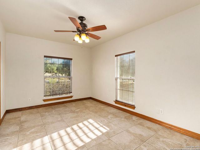 102 OAK VALLEY DR, Boerne, TX 78006