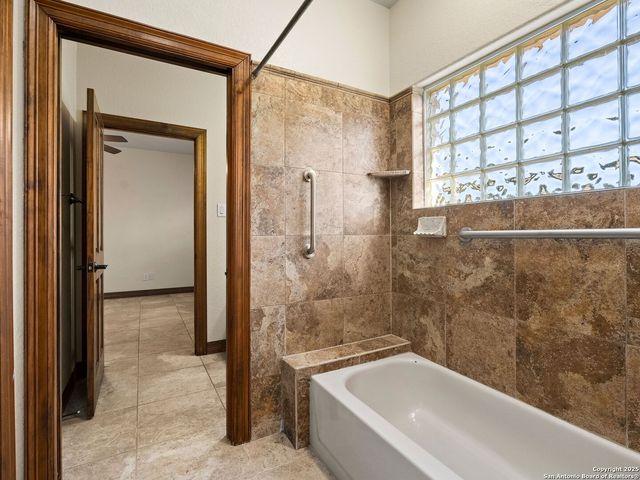 102 OAK VALLEY DR, Boerne, TX 78006