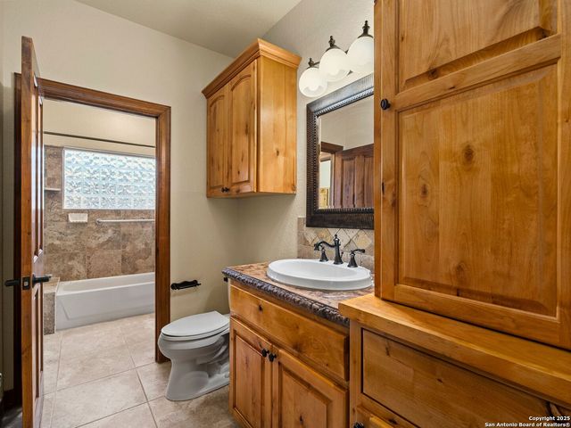 102 OAK VALLEY DR, Boerne, TX 78006