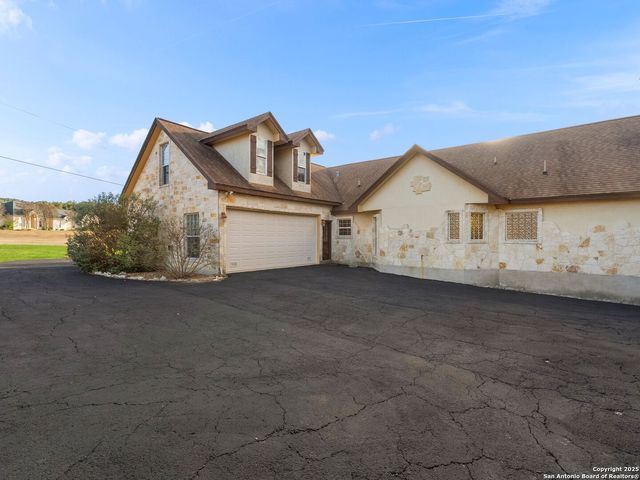 102 OAK VALLEY DR, Boerne, TX 78006