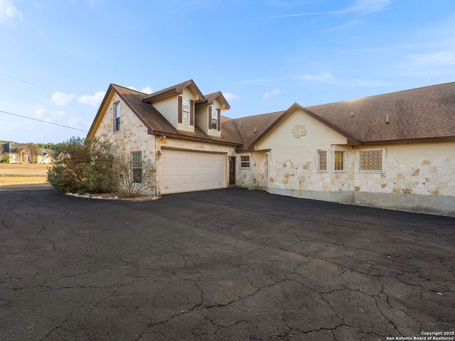 102 OAK VALLEY DR, Boerne, TX 78006