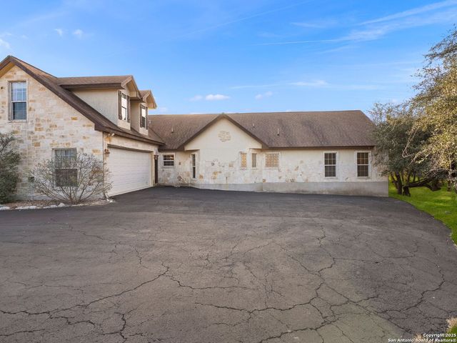 102 OAK VALLEY DR, Boerne, TX 78006