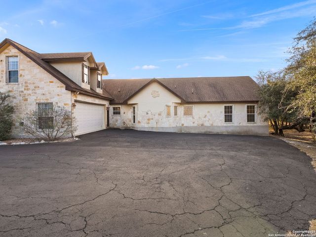 102 OAK VALLEY DR, Boerne, TX 78006