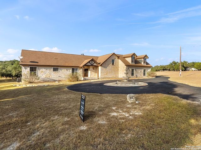 102 OAK VALLEY DR, Boerne, TX 78006