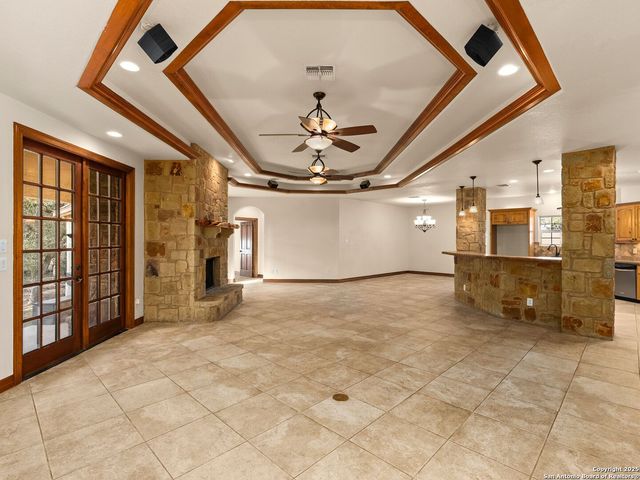 102 OAK VALLEY DR, Boerne, TX 78006