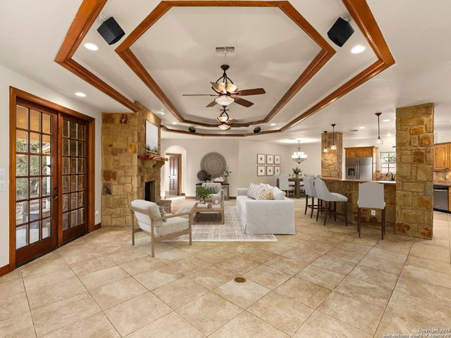 102 OAK VALLEY DR, Boerne, TX 78006