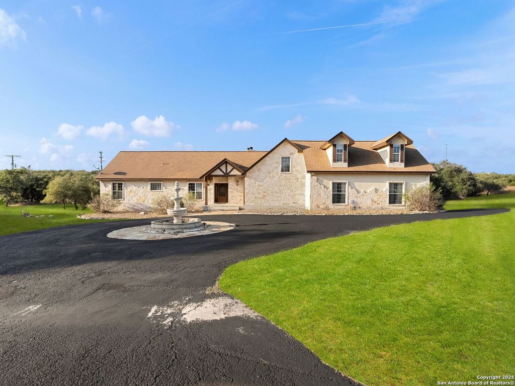 102 OAK VALLEY DR, Boerne, TX 78006