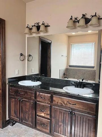 3712 Oakridge Circle, Edmond, OK 73034