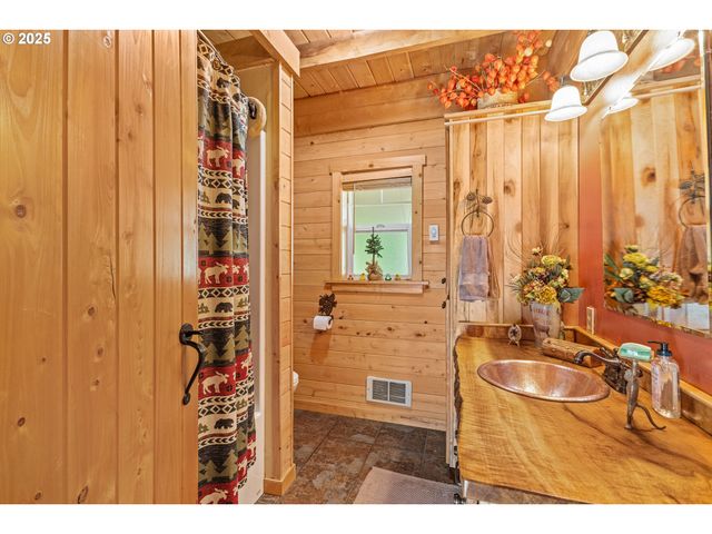 51256 SALMON GULCH Rd, Myrtle Point, OR 97458