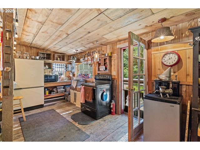 51256 SALMON GULCH Rd, Myrtle Point, OR 97458