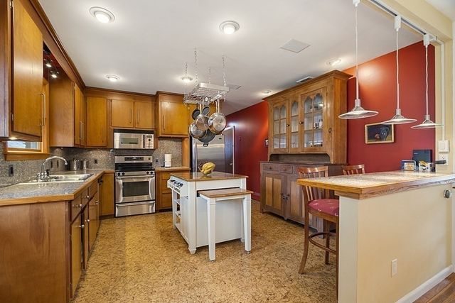 71 Bemis Rd, Holyoke, MA 01040