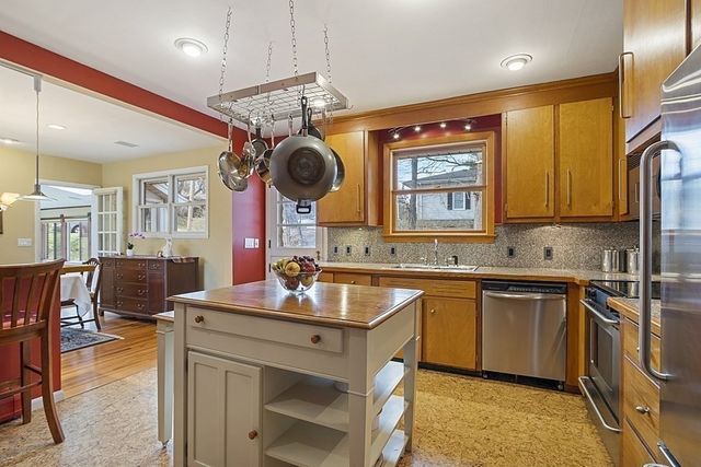 71 Bemis Rd, Holyoke, MA 01040