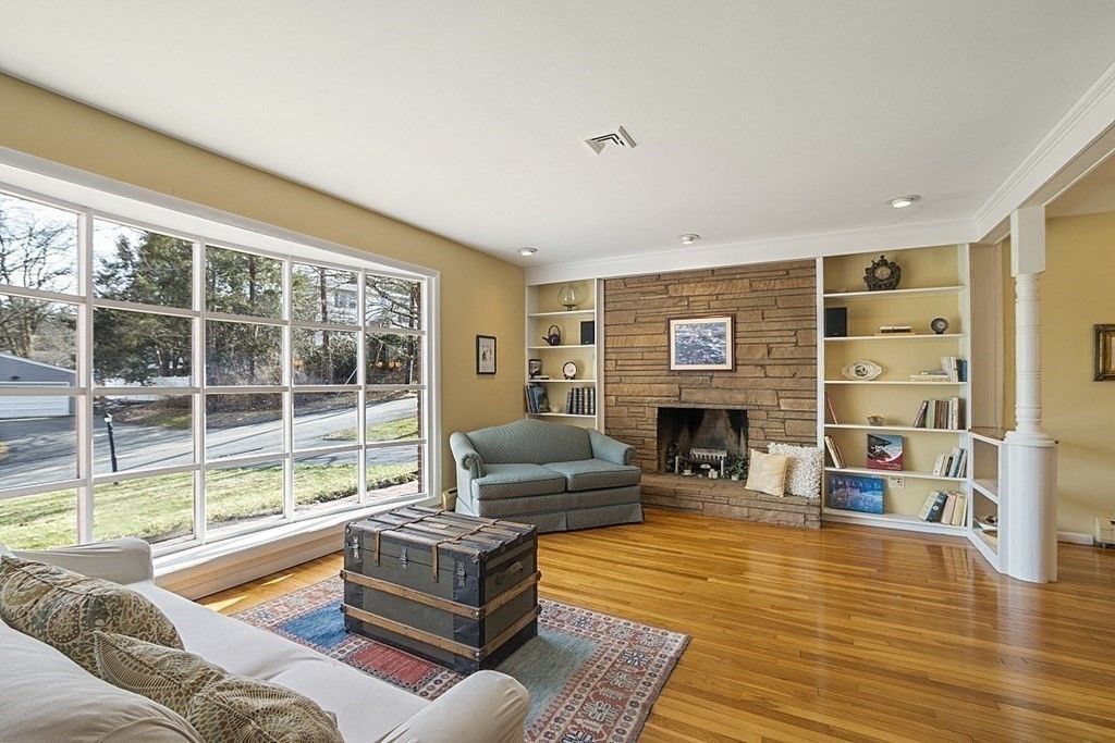 71 Bemis Rd, Holyoke, MA 01040