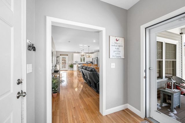 8 Crown Point Circle, Merrimack, NH 03054