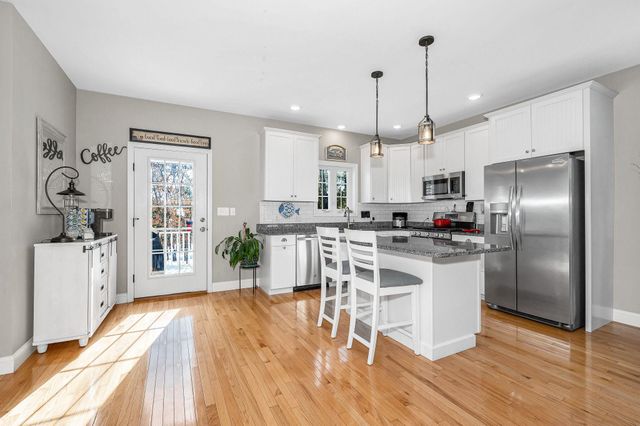 8 Crown Point Circle, Merrimack, NH 03054